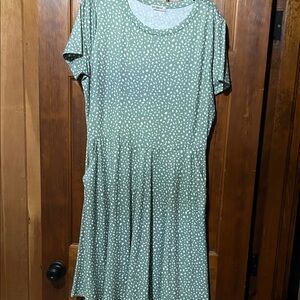 Universal Thread Green Patterned Midi Dress